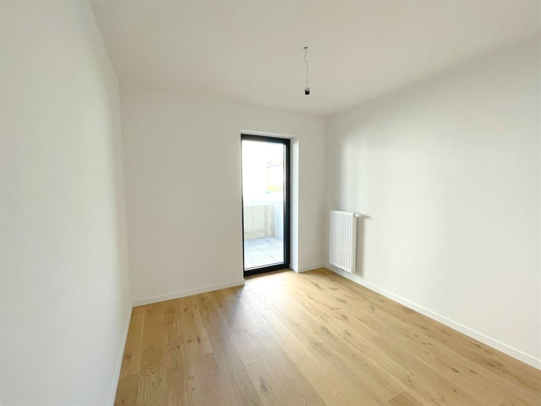 GELIJKVLOERS APP. MET 2 SLKS + RUIM TERRAS