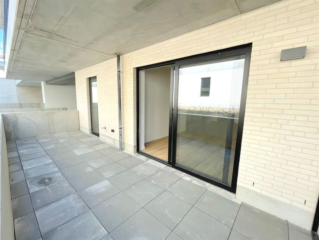 GELIJKVLOERS APP. MET 2 SLKS + RUIM TERRAS