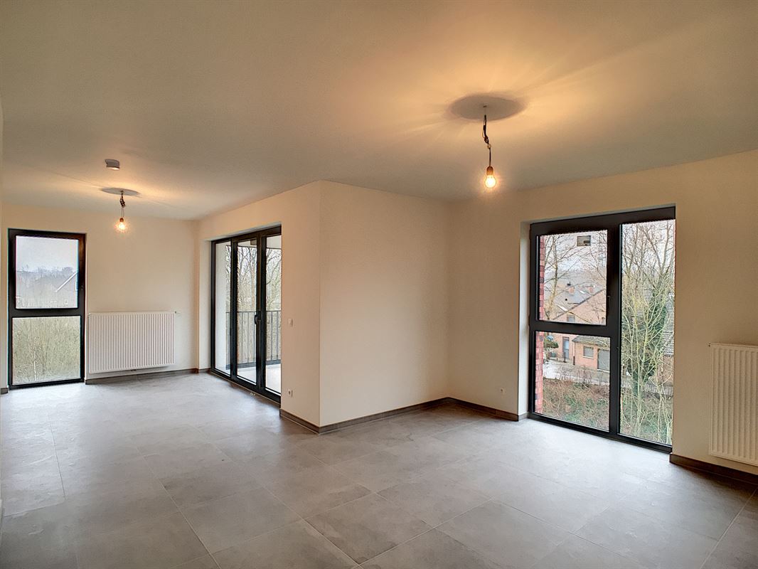 RUSTIG GELEGEN APP. MET 2 SLKS, TERRAS + PARKING
