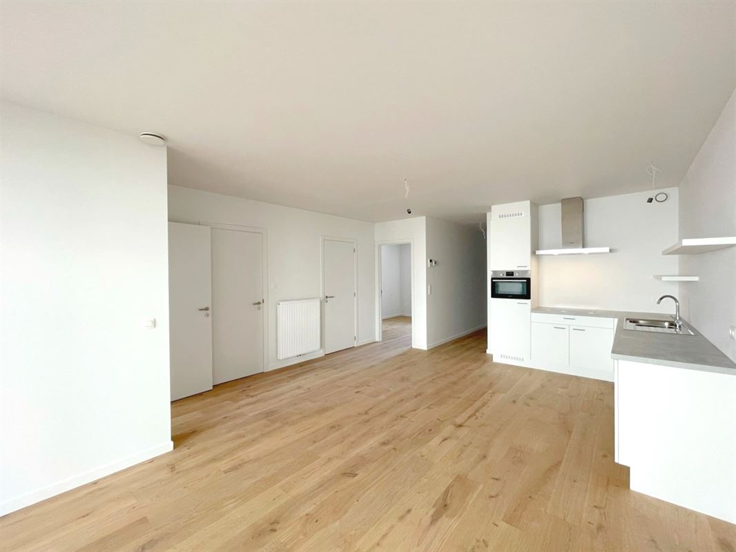 GELIJKVLOERS APP. MET 2 SLKS + RUIM TERRAS