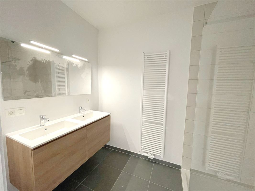 GELIJKVLOERS APP. MET 2 SLKS + RUIM TERRAS
