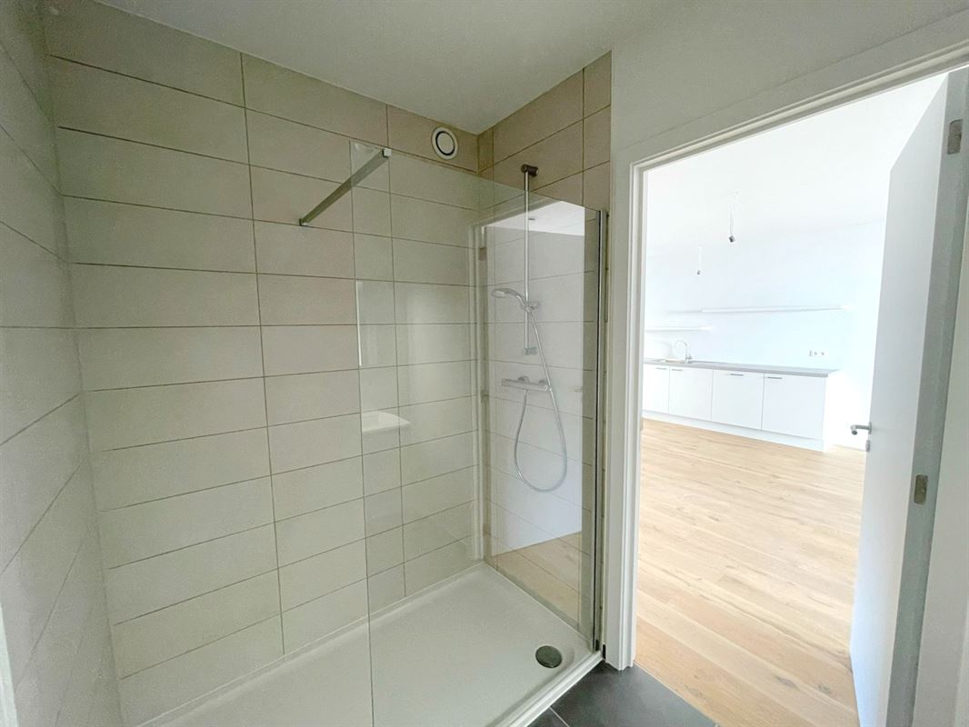 GELIJKVLOERS APP. MET 2 SLKS + RUIM TERRAS