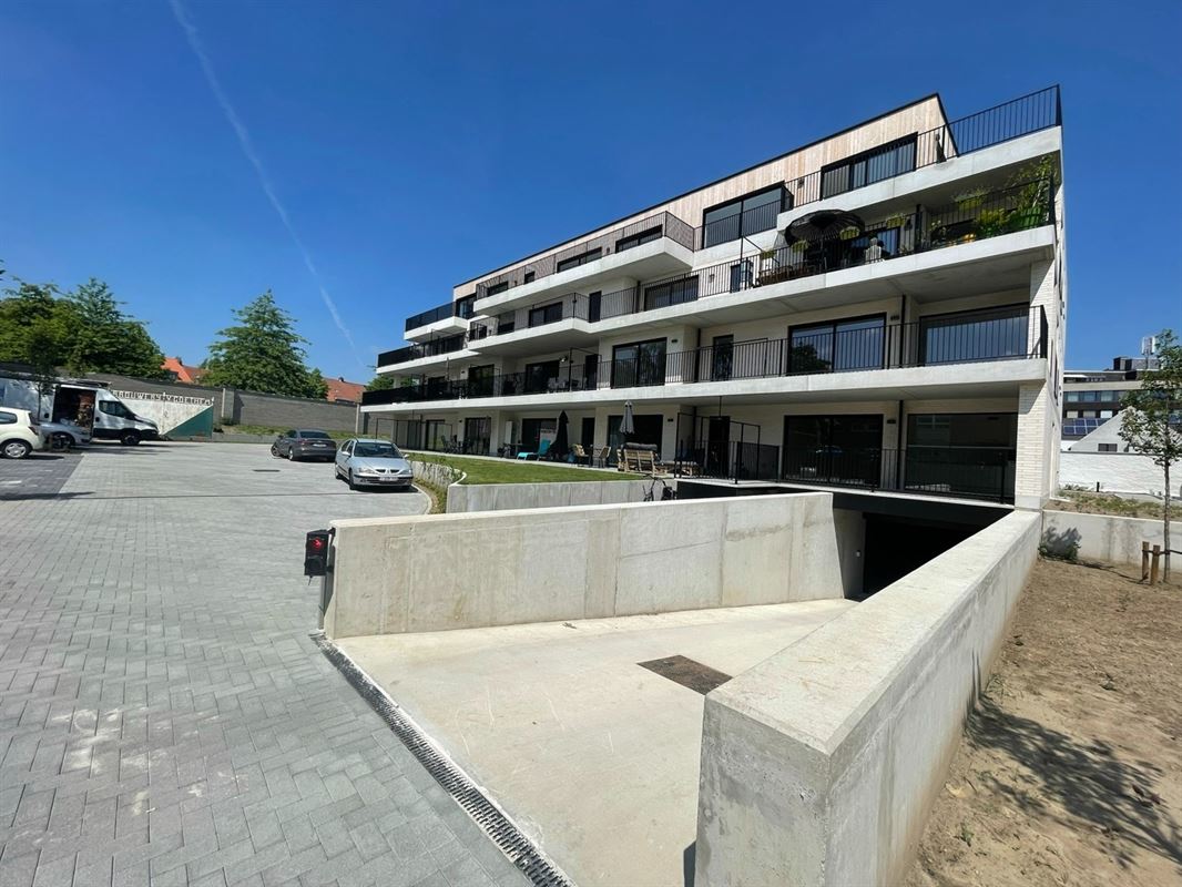 GELIJKVLOERS APP. MET 2 SLKS + RUIM TERRAS