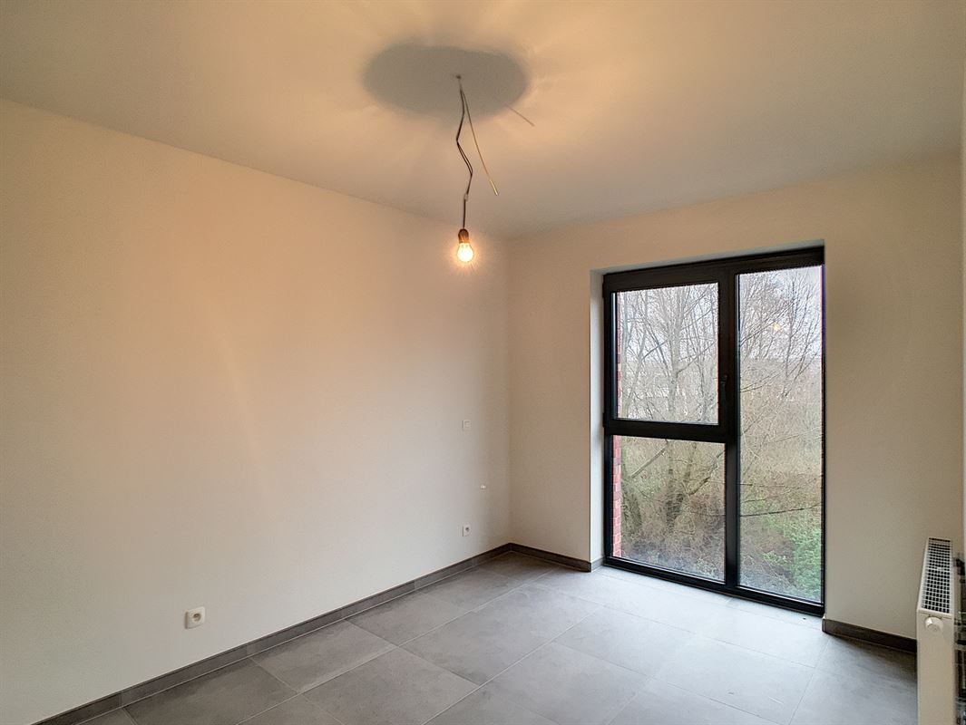 RUSTIG GELEGEN APP. MET 2 SLKS, TERRAS + PARKING