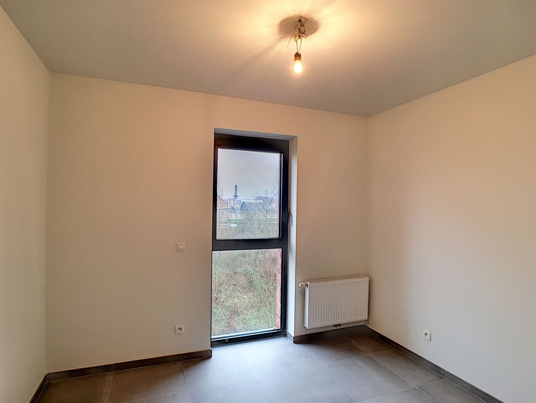 RUSTIG GELEGEN APP. MET 2 SLKS, TERRAS + PARKING