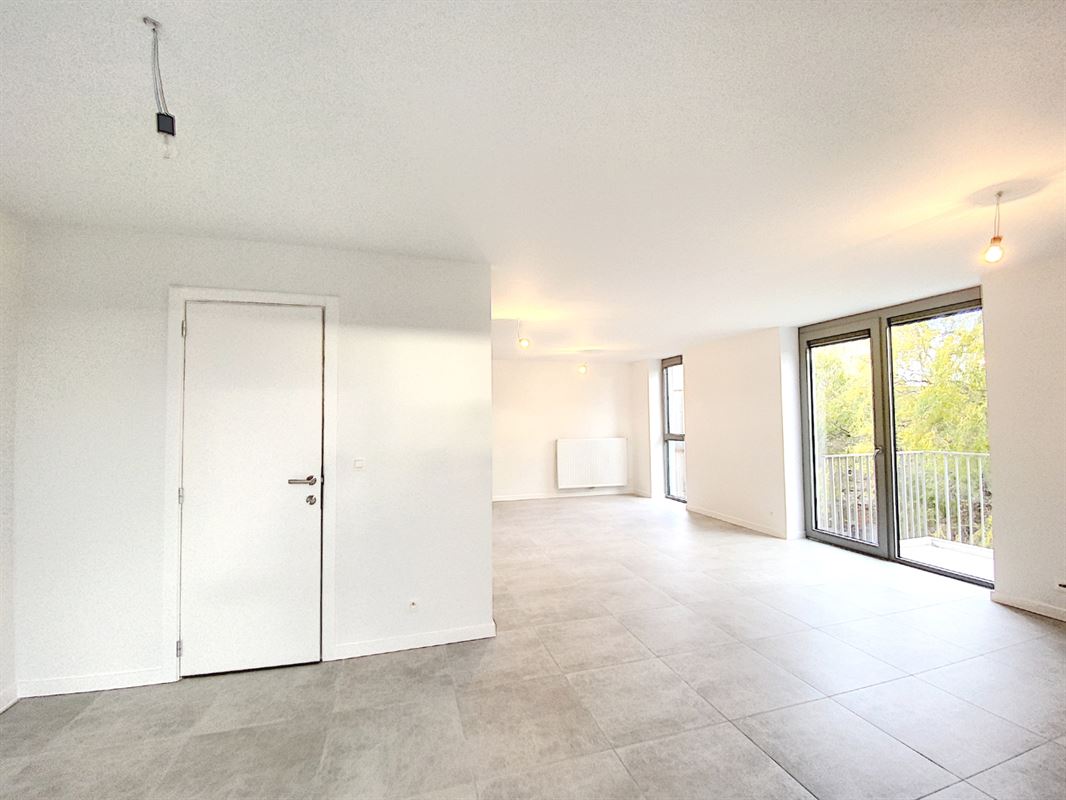 LICHTRIJKE STUDIO MET TERRAS + PARKING