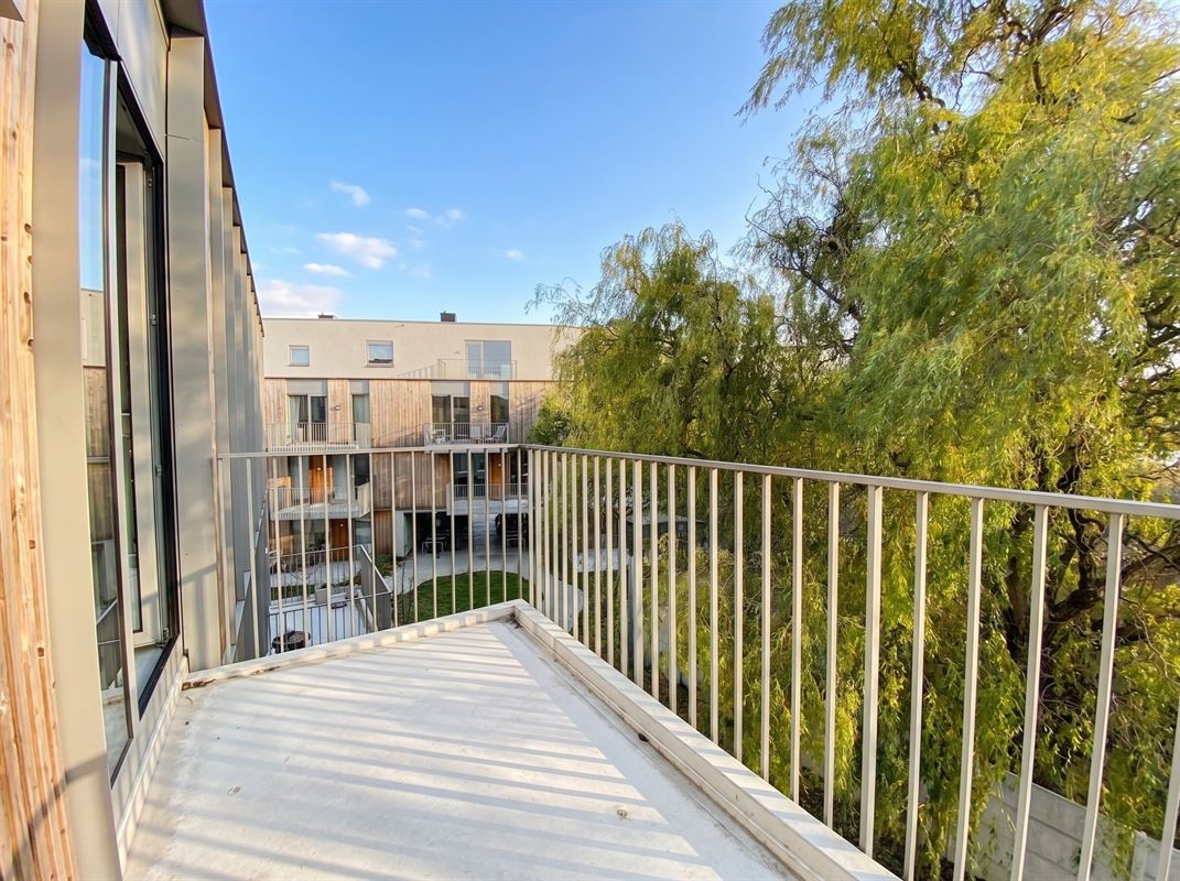 LICHTRIJKE STUDIO MET TERRAS + PARKING