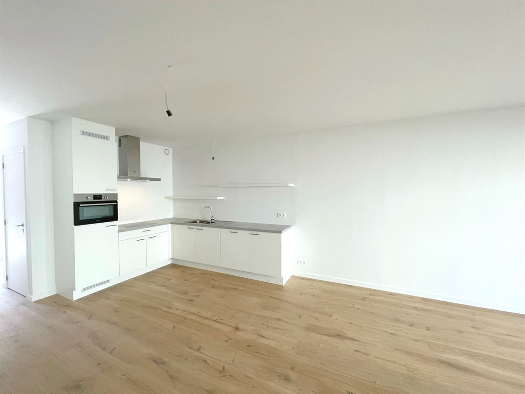 GELIJKVLOERS APP. MET 2 SLKS + RUIM TERRAS