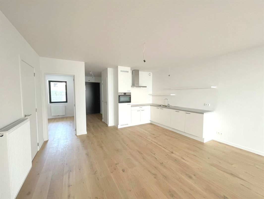 GELIJKVLOERS APP. MET 2 SLKS + RUIM TERRAS
