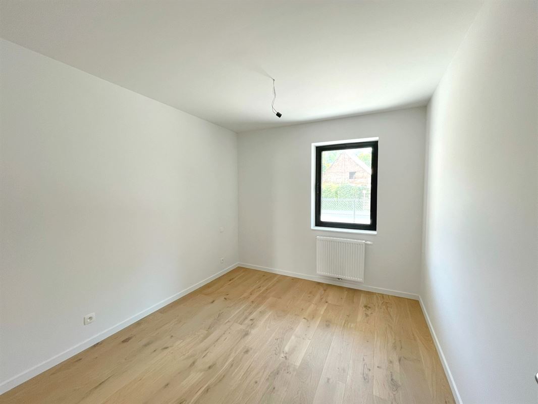 GELIJKVLOERS APP. MET 2 SLKS + RUIM TERRAS