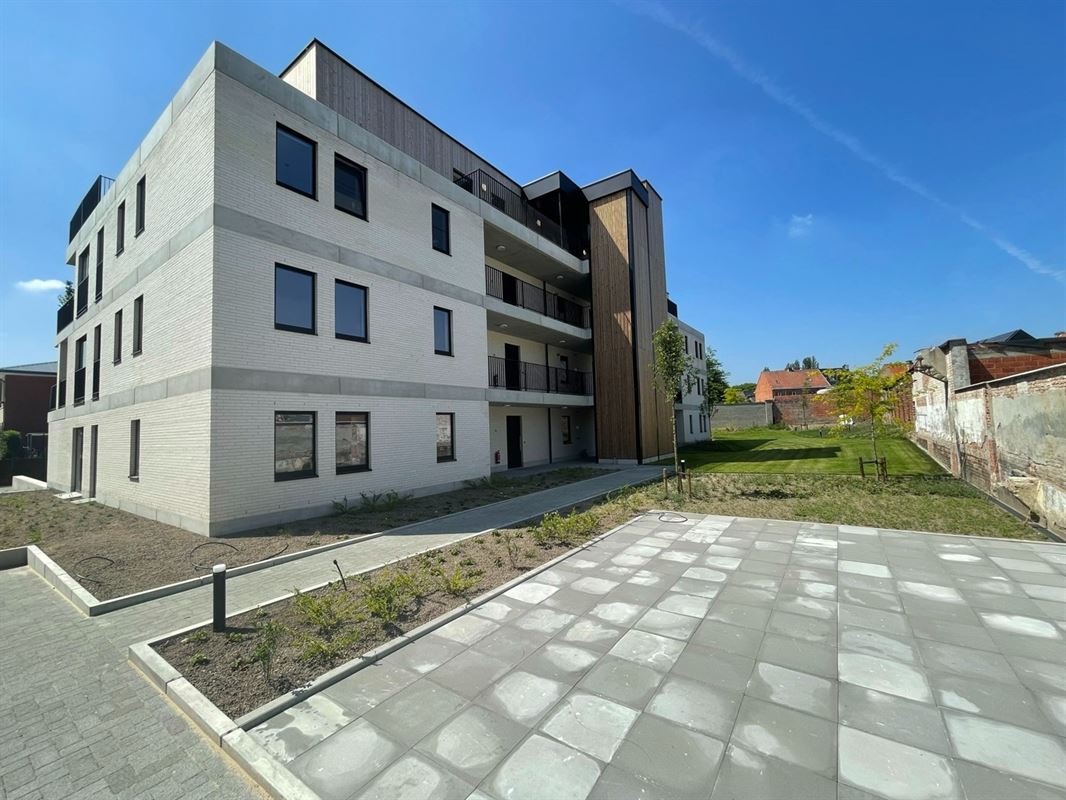 GELIJKVLOERS APP. MET 2 SLKS + RUIM TERRAS