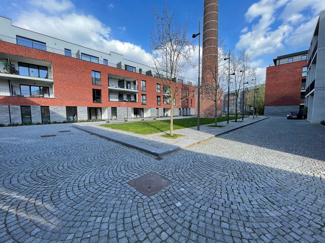 RUSTIG GELEGEN APP. MET 2 SLKS, TERRAS + PARKING