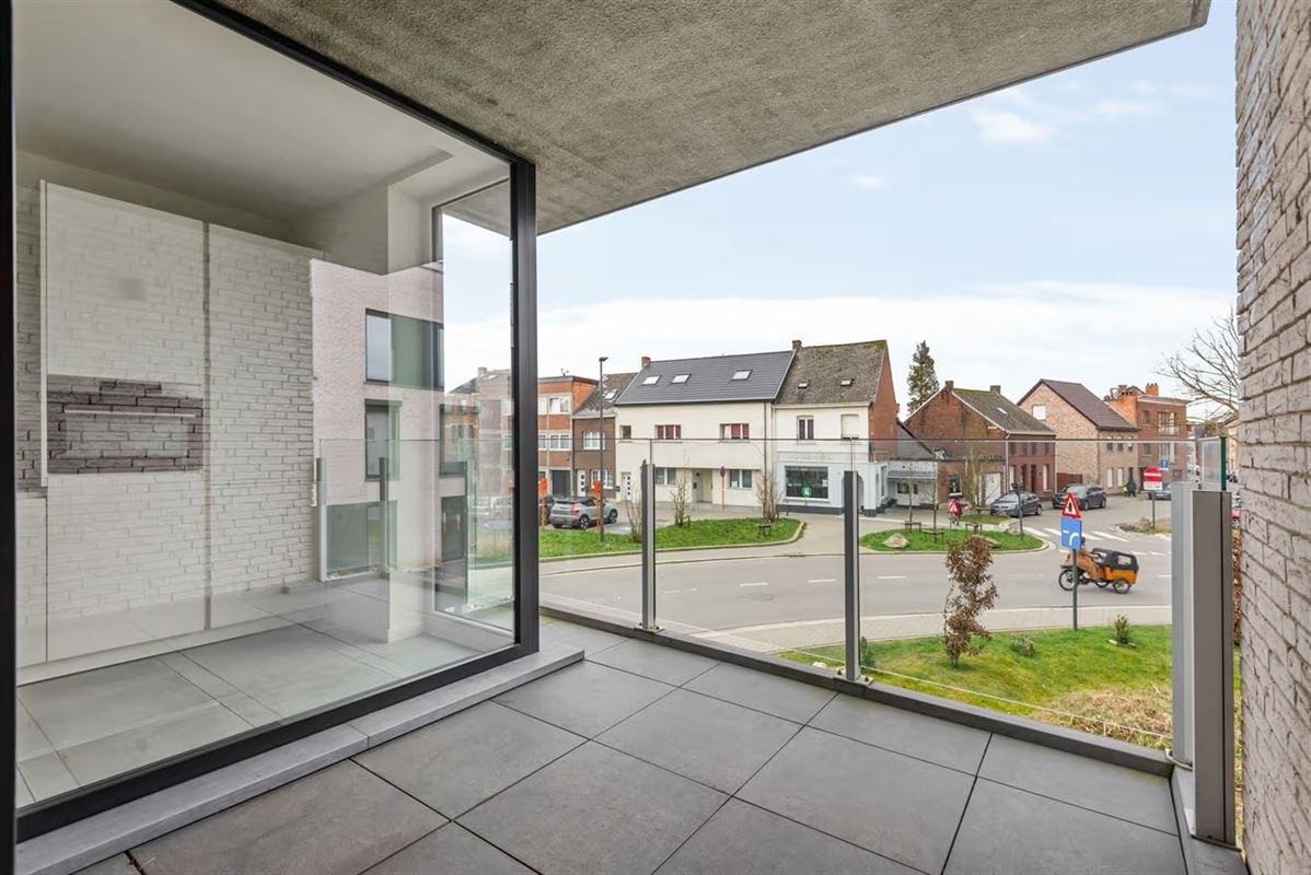 COMFORTABEL APPARTEMENT MET 2 SLAAPKAMERS, TERRAS + PARKING