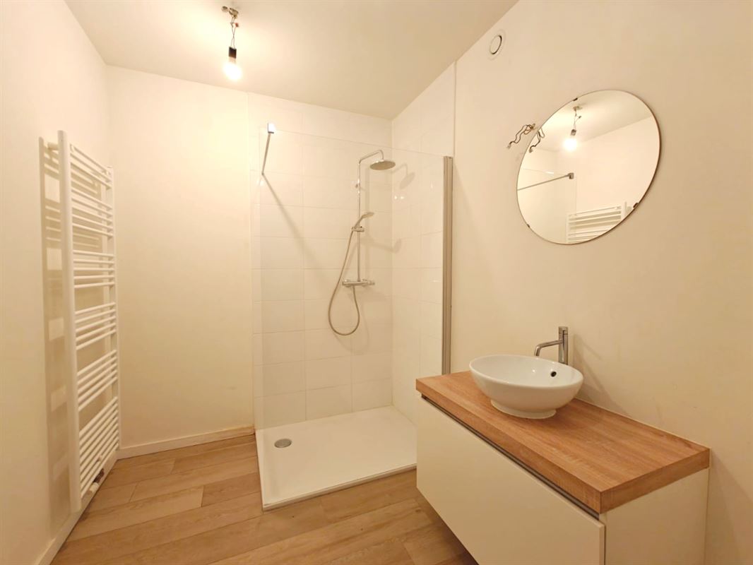 HEDENDAAGS APPARTEMENT MET 2 SLKS, TERRAS + PARKING