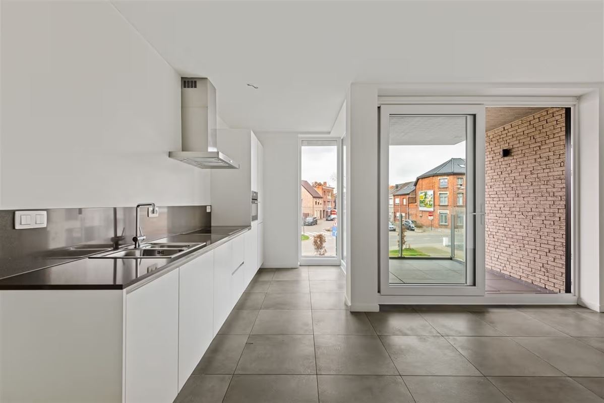 COMFORTABEL APPARTEMENT MET 2 SLAAPKAMERS, TERRAS + PARKING