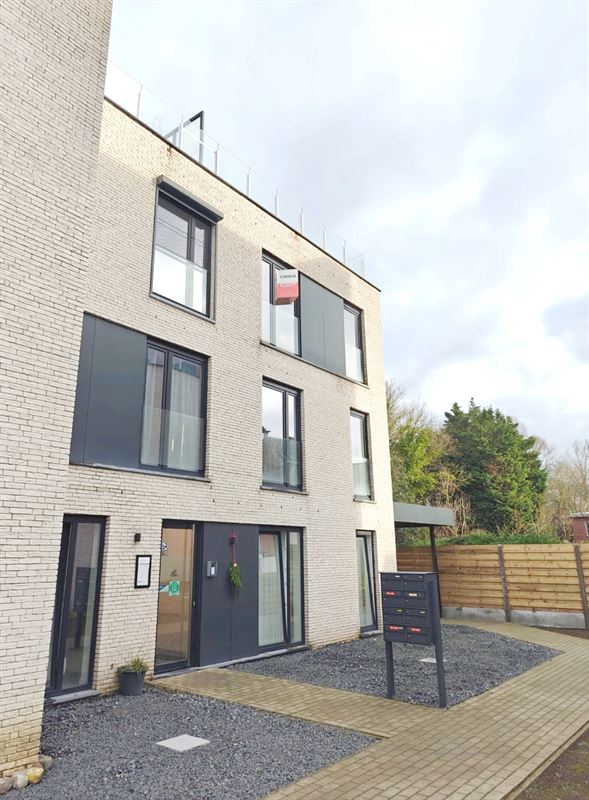 HEDENDAAGS APPARTEMENT MET 2 SLKS, TERRAS + PARKING