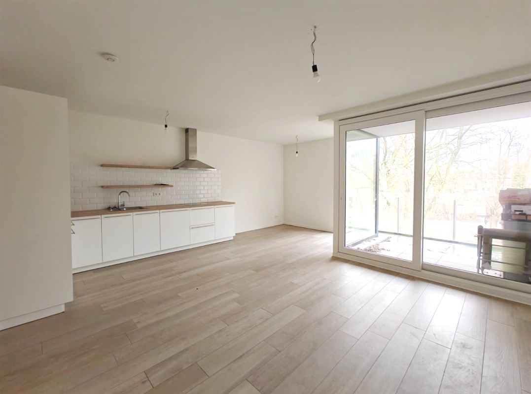 HEDENDAAGS APPARTEMENT MET 2 SLKS, TERRAS + PARKING
