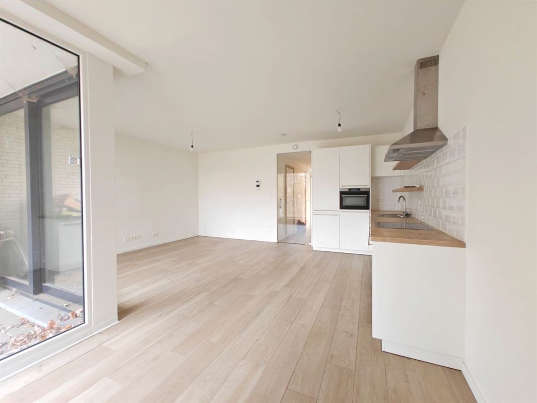 HEDENDAAGS APPARTEMENT MET 2 SLKS, TERRAS + PARKING