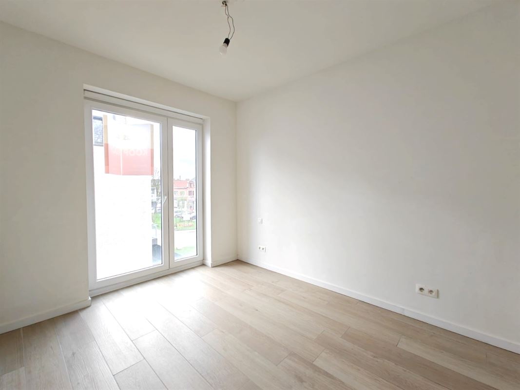 HEDENDAAGS APPARTEMENT MET 2 SLKS, TERRAS + PARKING