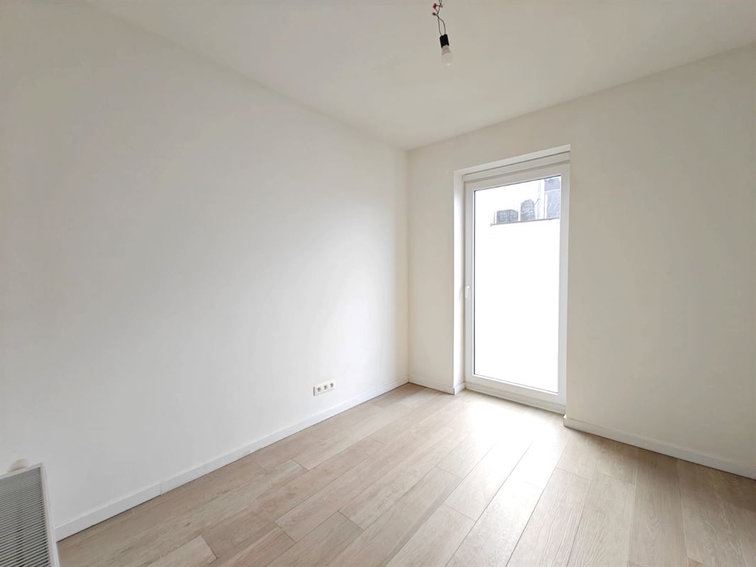 HEDENDAAGS APPARTEMENT MET 2 SLKS, TERRAS + PARKING