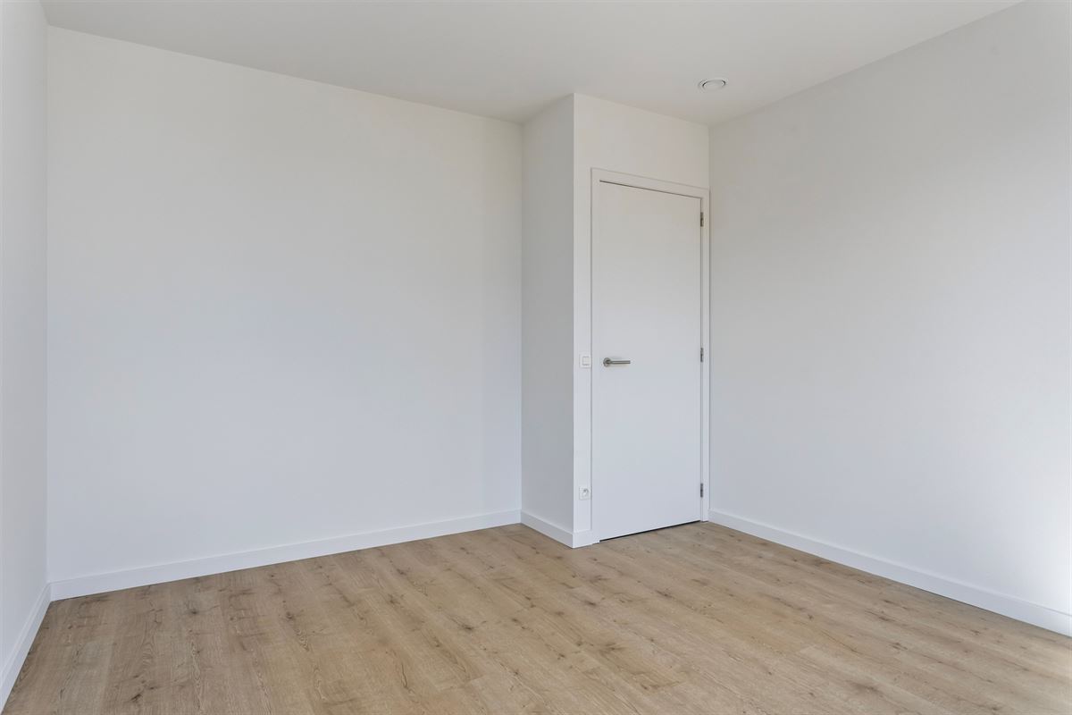APPARTEMENT MET 2 SLKS, TERRAS & PARKING