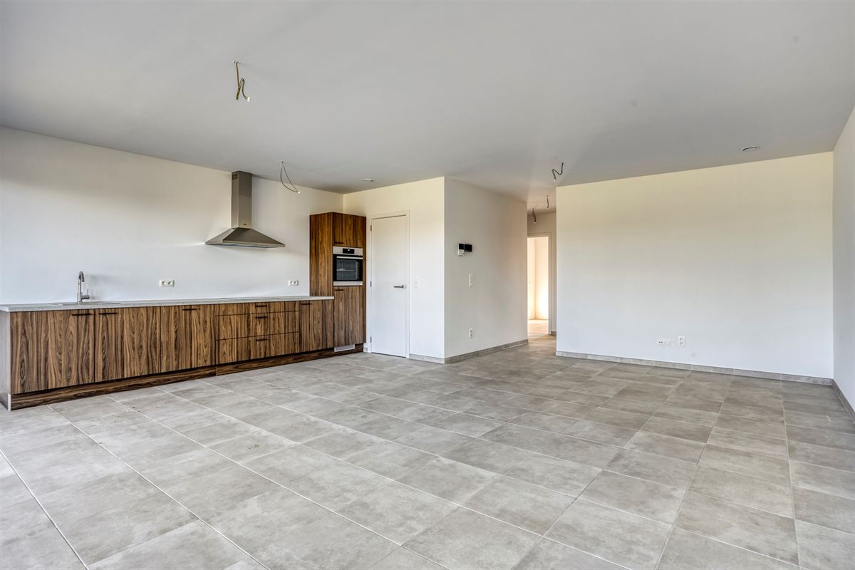 APPARTEMENT MET 2 SLKS, TERRAS & PARKING