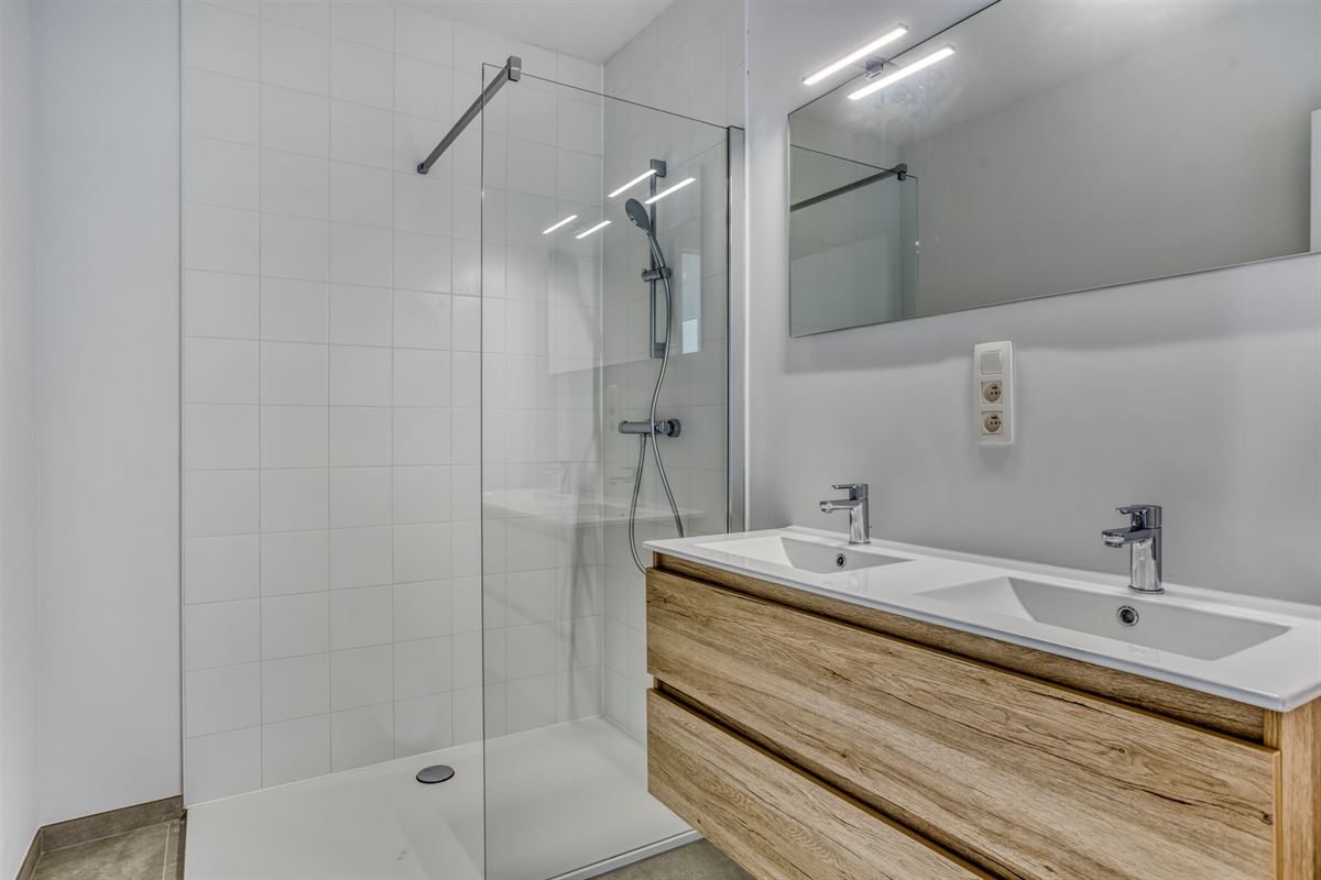 APPARTEMENT MET 2 SLKS, TERRAS & PARKING