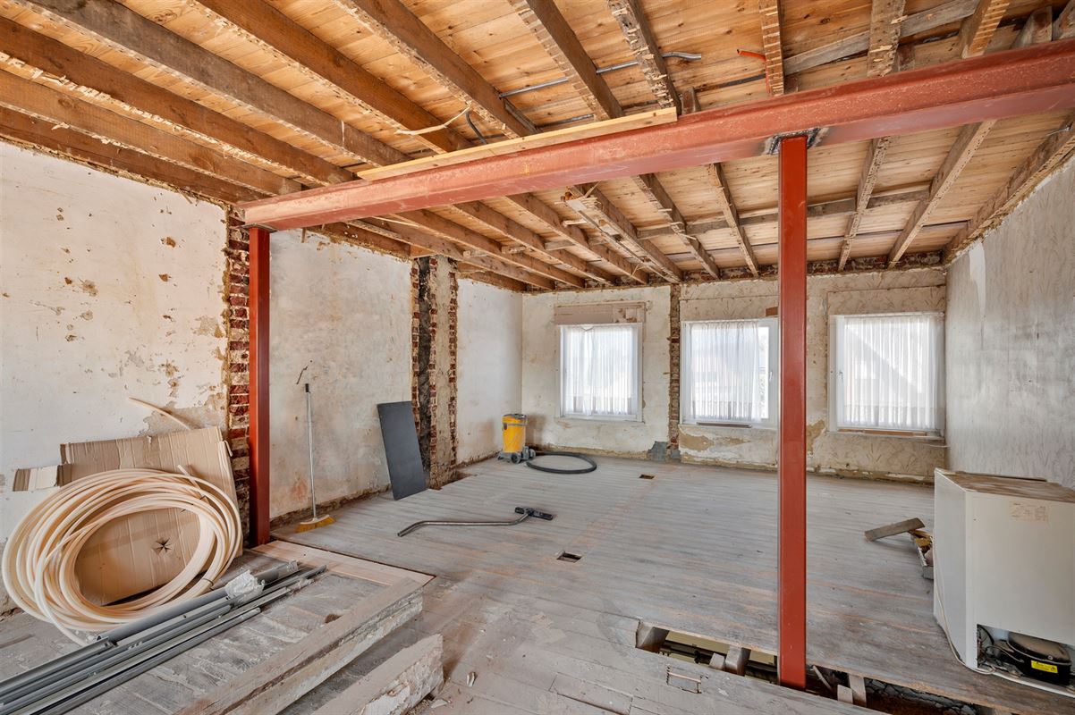 Rijwoning met grote garage/opslag en tuin