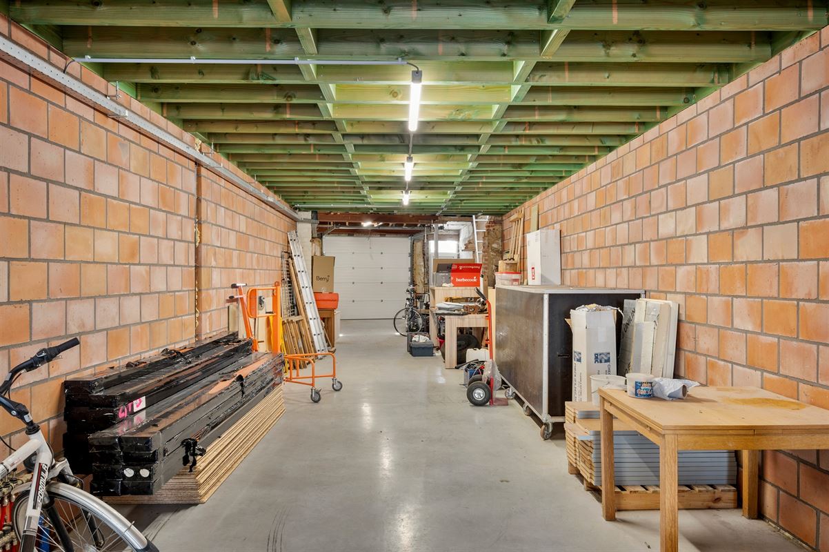 Rijwoning met grote garage/opslag en tuin