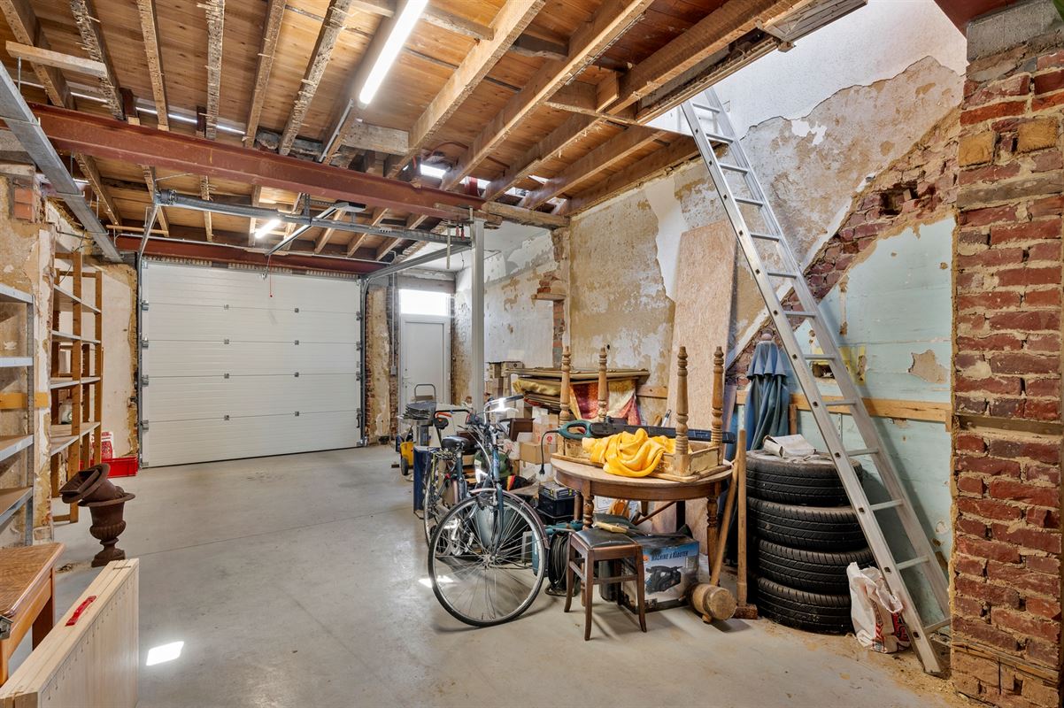 Rijwoning met grote garage/opslag en tuin