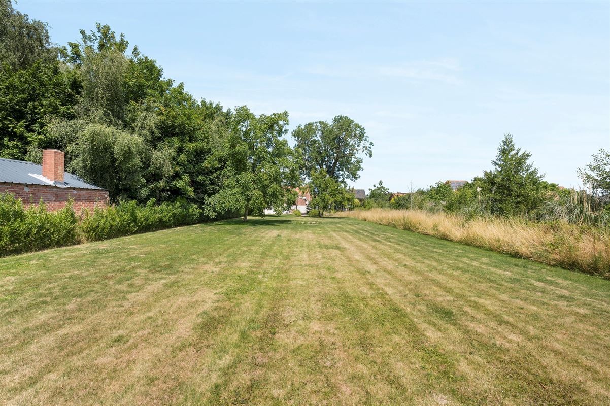 Rijwoning met grote garage/opslag en tuin