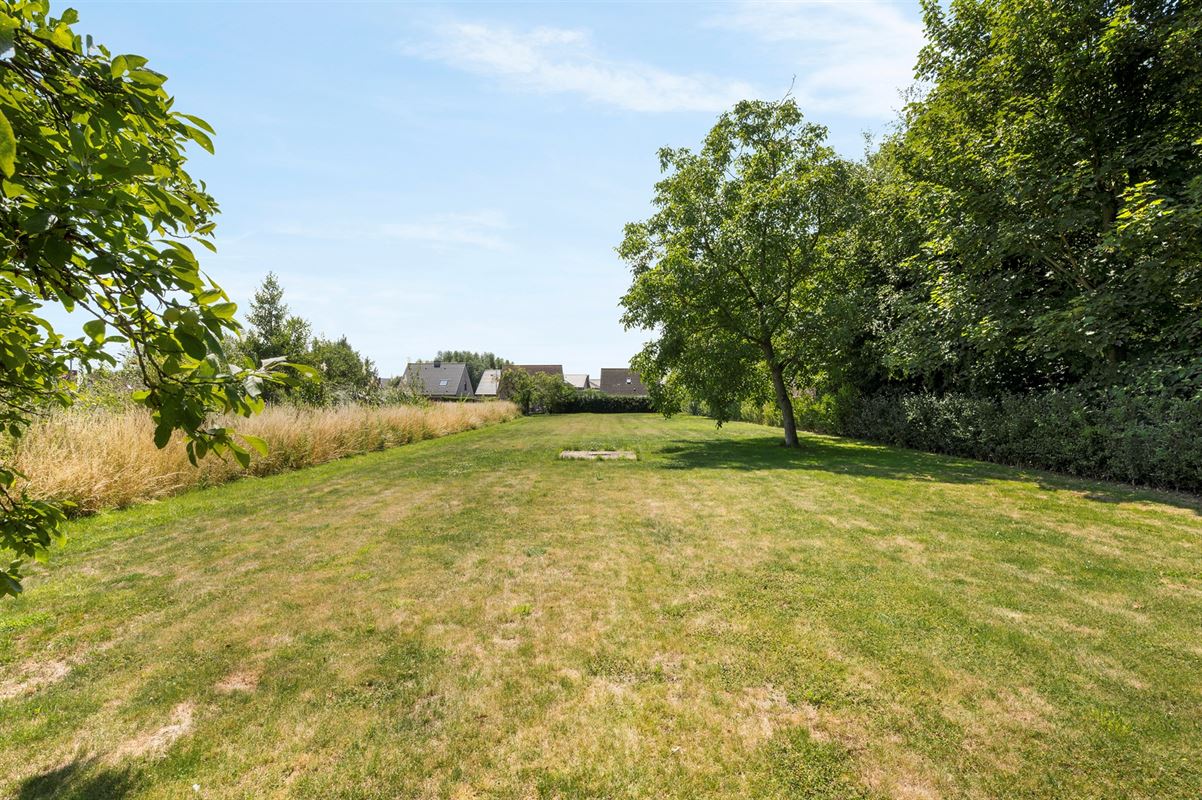Rijwoning met grote garage/opslag en tuin