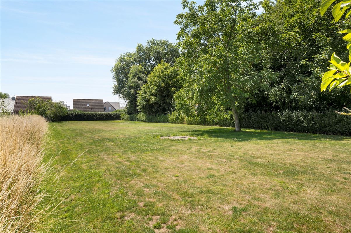 Rijwoning met grote garage/opslag en tuin