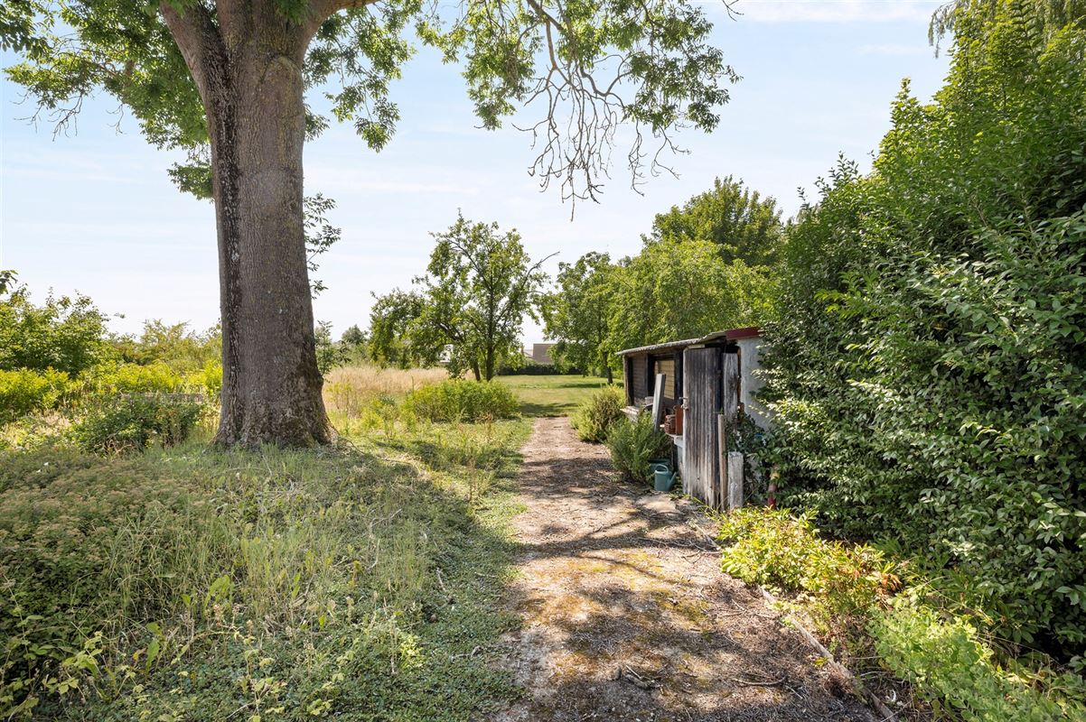 Rijwoning met grote garage/opslag en tuin