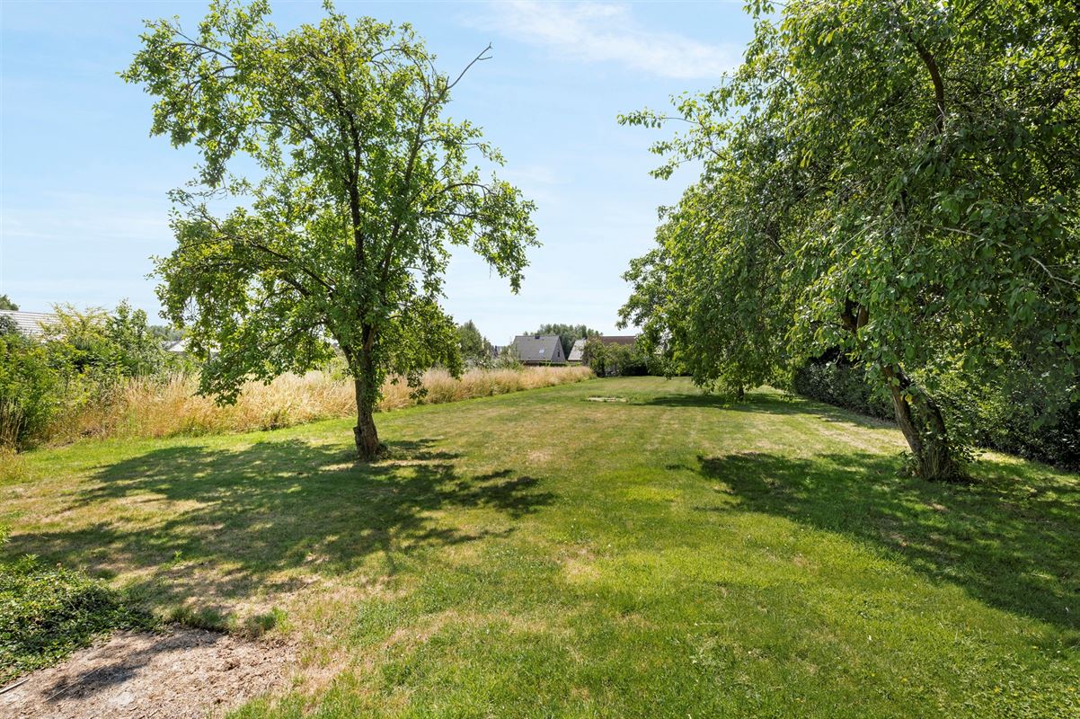 Rijwoning met grote garage/opslag en tuin