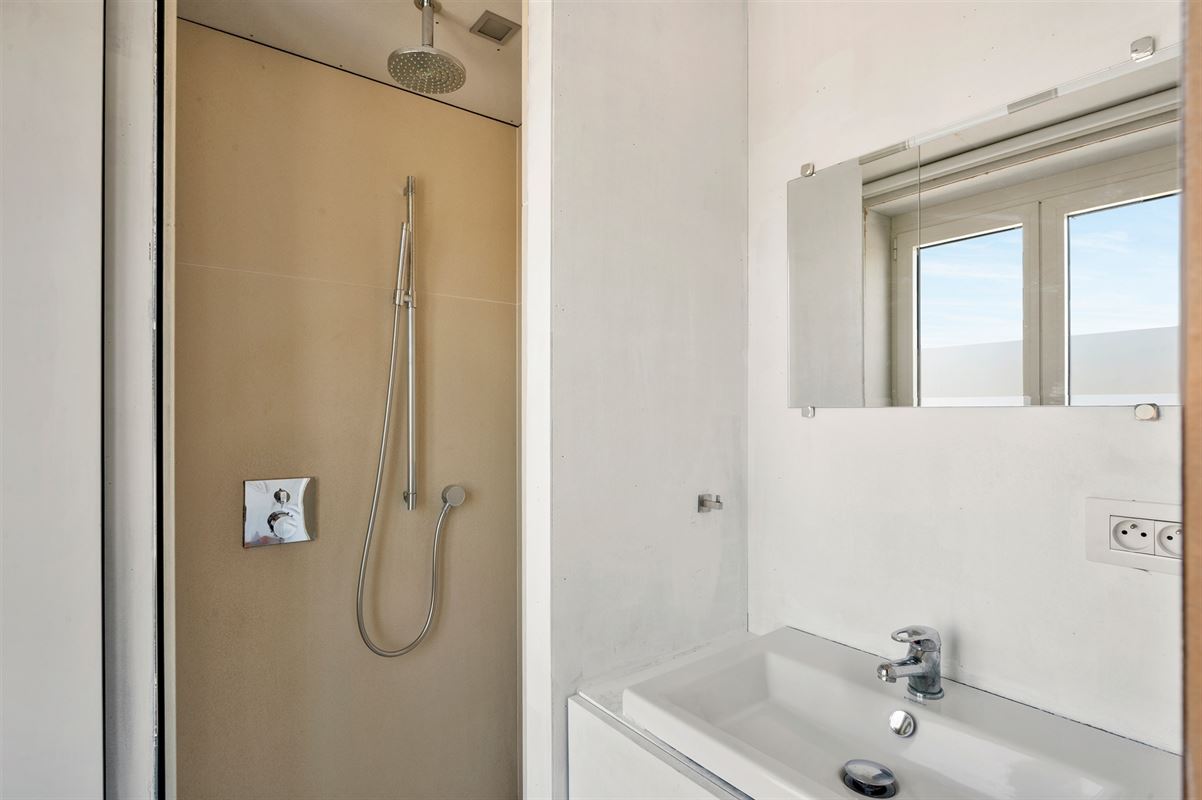 Rijwoning met grote garage/opslag en tuin