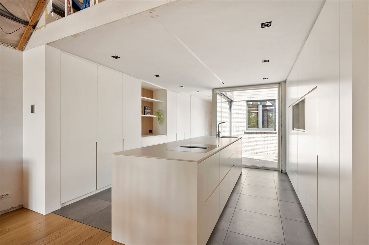 Rijwoning met grote garage/opslag en tuin