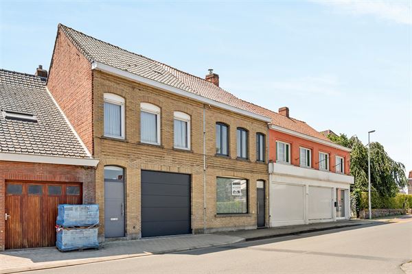 Rijwoning met grote garage/opslag en tuin