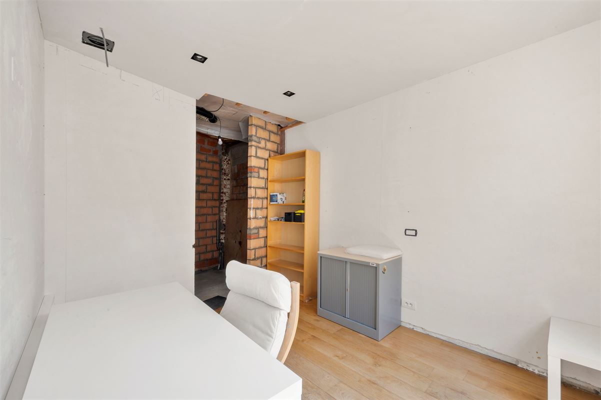 Rijwoning met grote garage/opslag en tuin