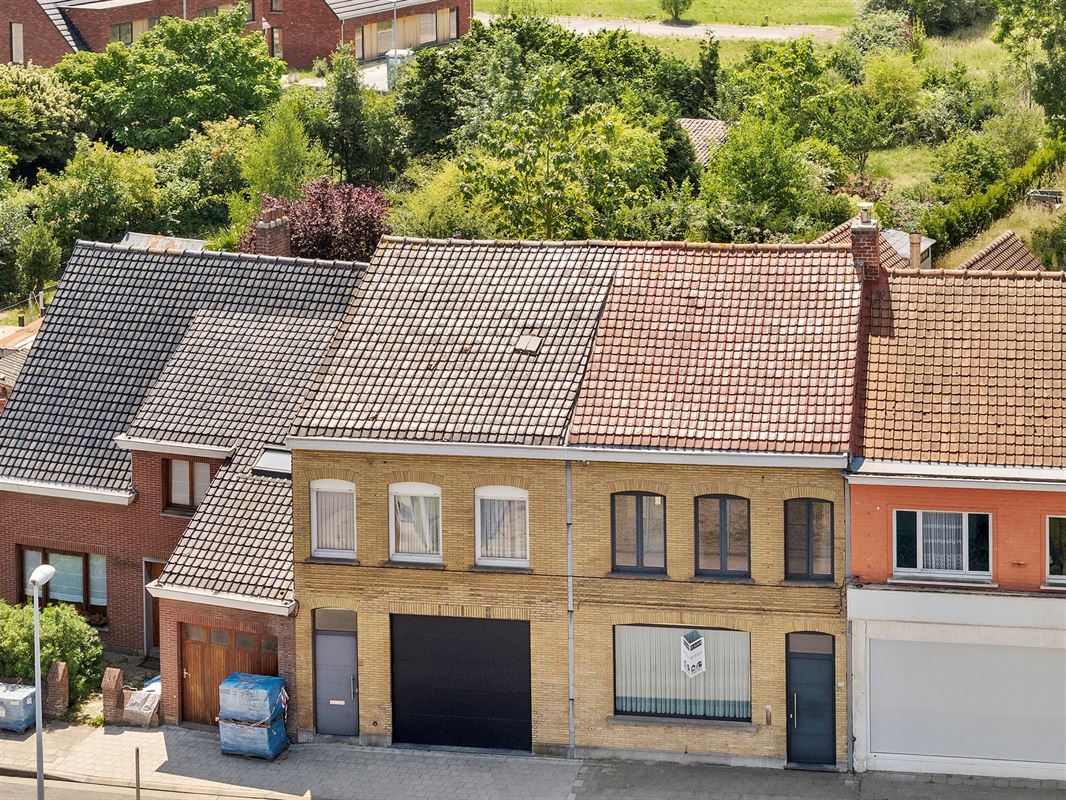 Rijwoning met grote garage/opslag en tuin