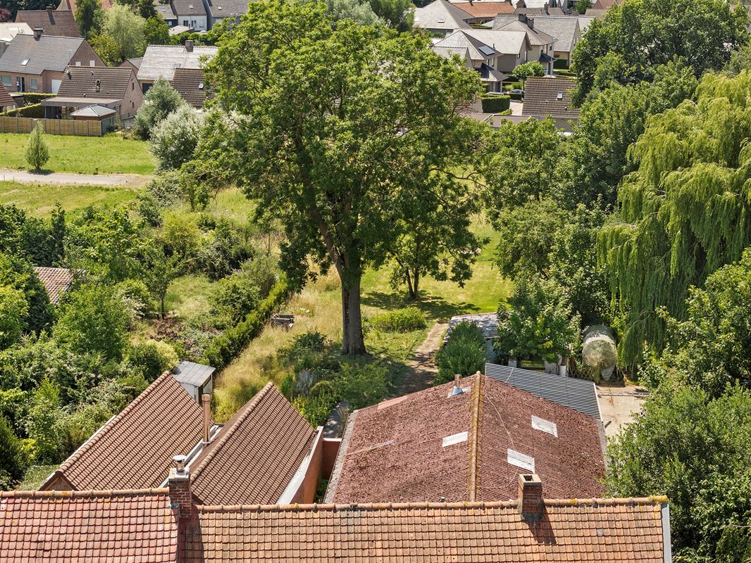 Rijwoning met grote garage/opslag en tuin