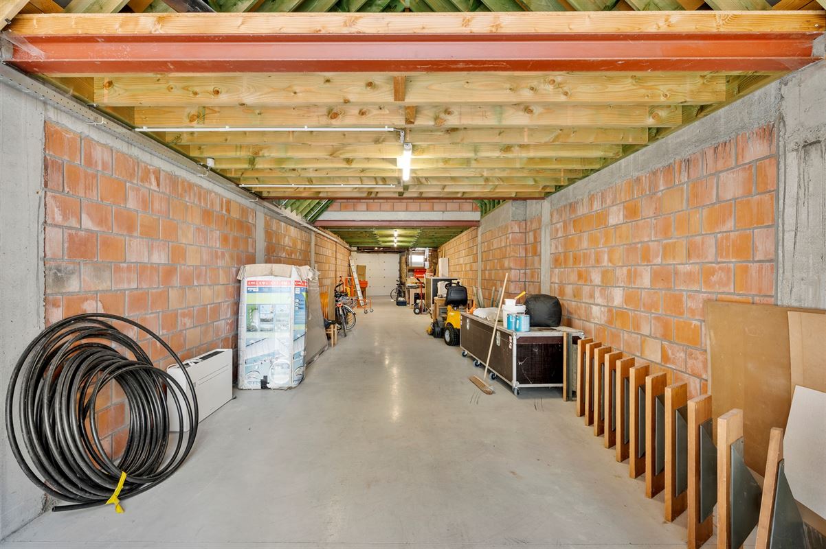 Rijwoning met grote garage/opslag en tuin