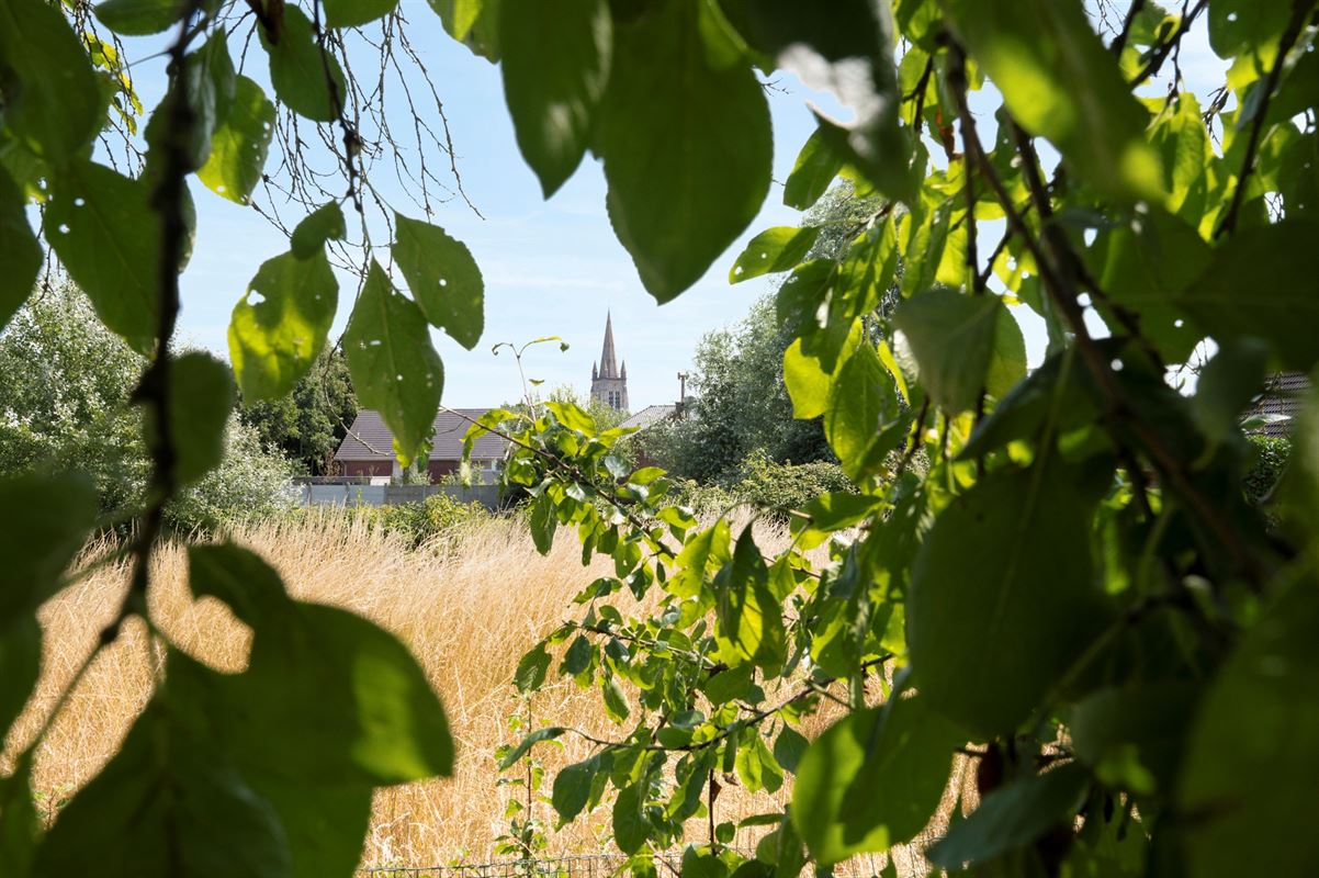 Rijwoning met grote garage/opslag en tuin