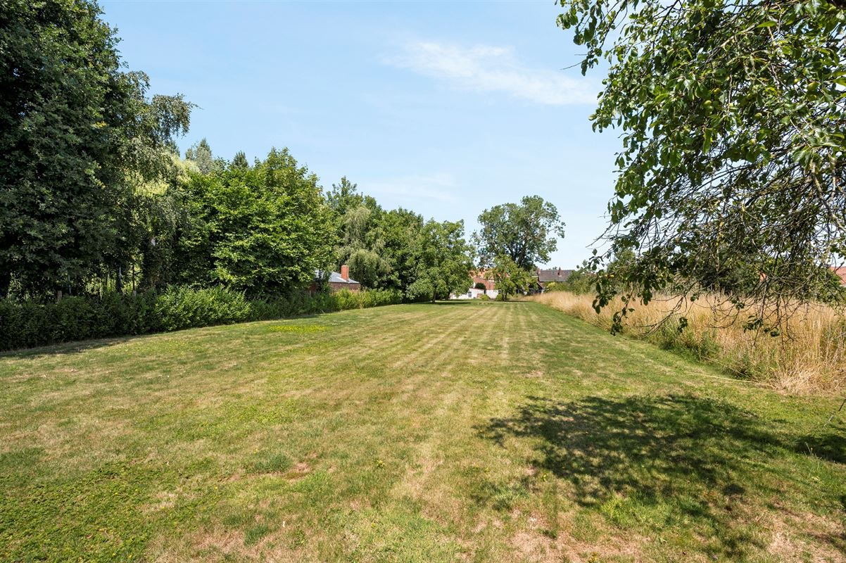Rijwoning met grote garage/opslag en tuin