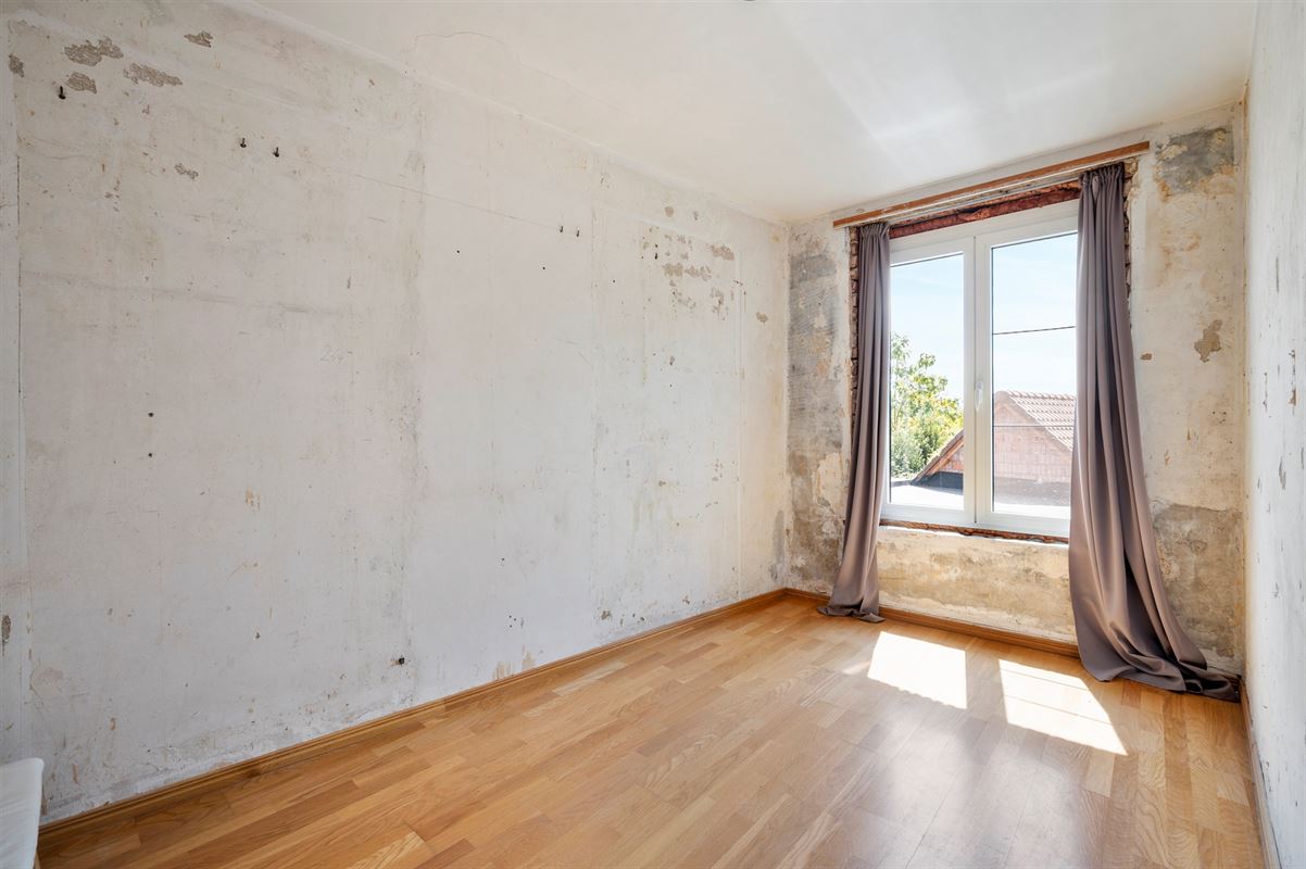 Rijwoning met grote garage/opslag en tuin