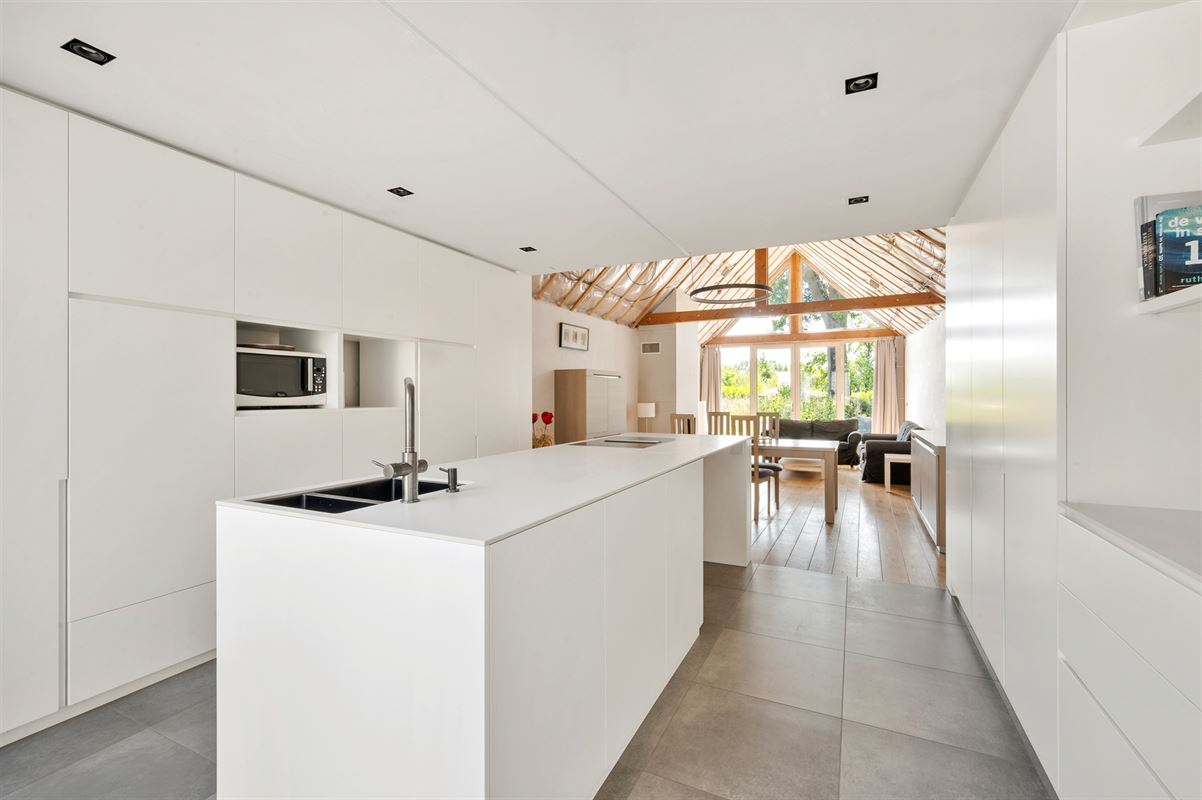 Rijwoning met grote garage/opslag en tuin