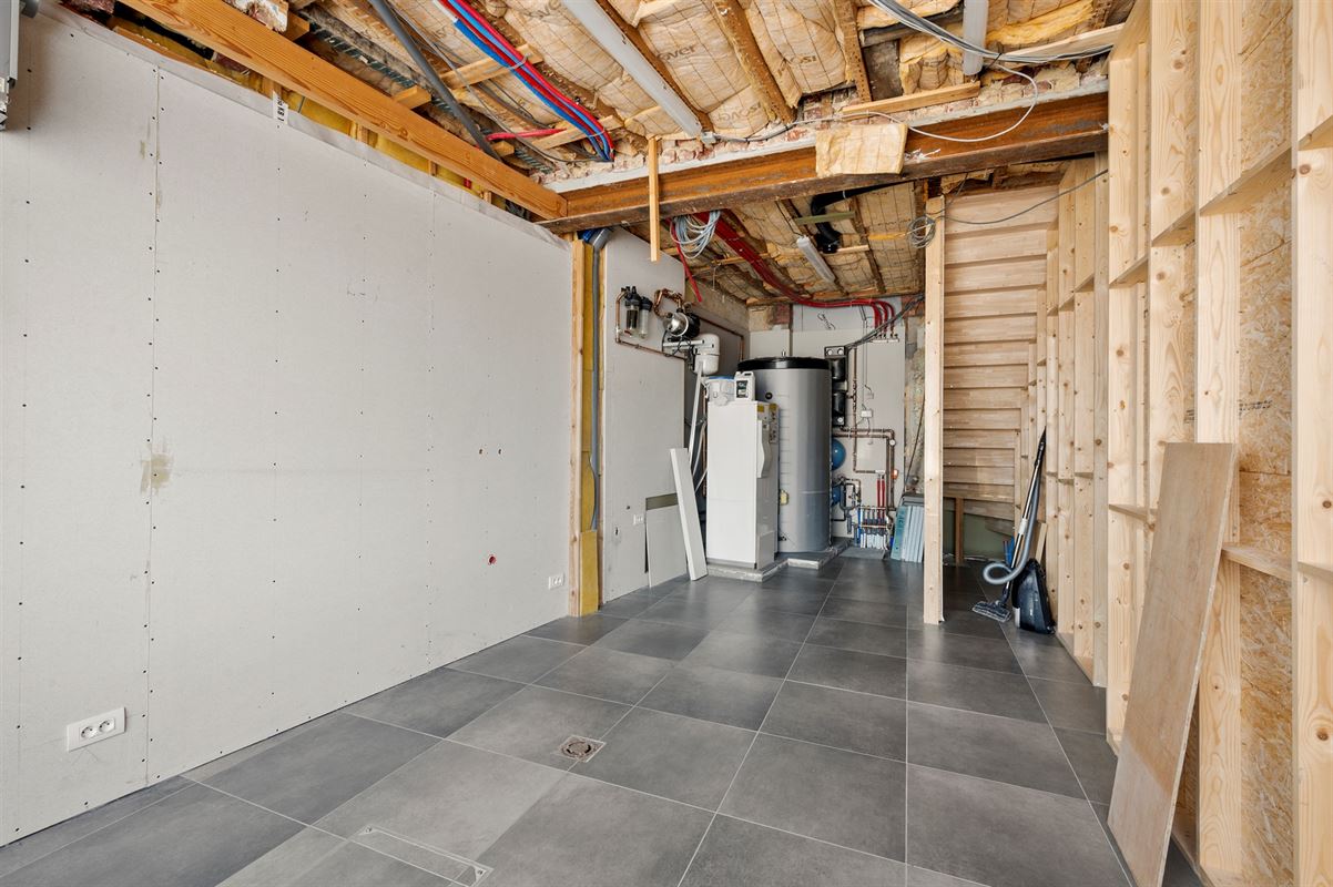 Rijwoning met grote garage/opslag en tuin