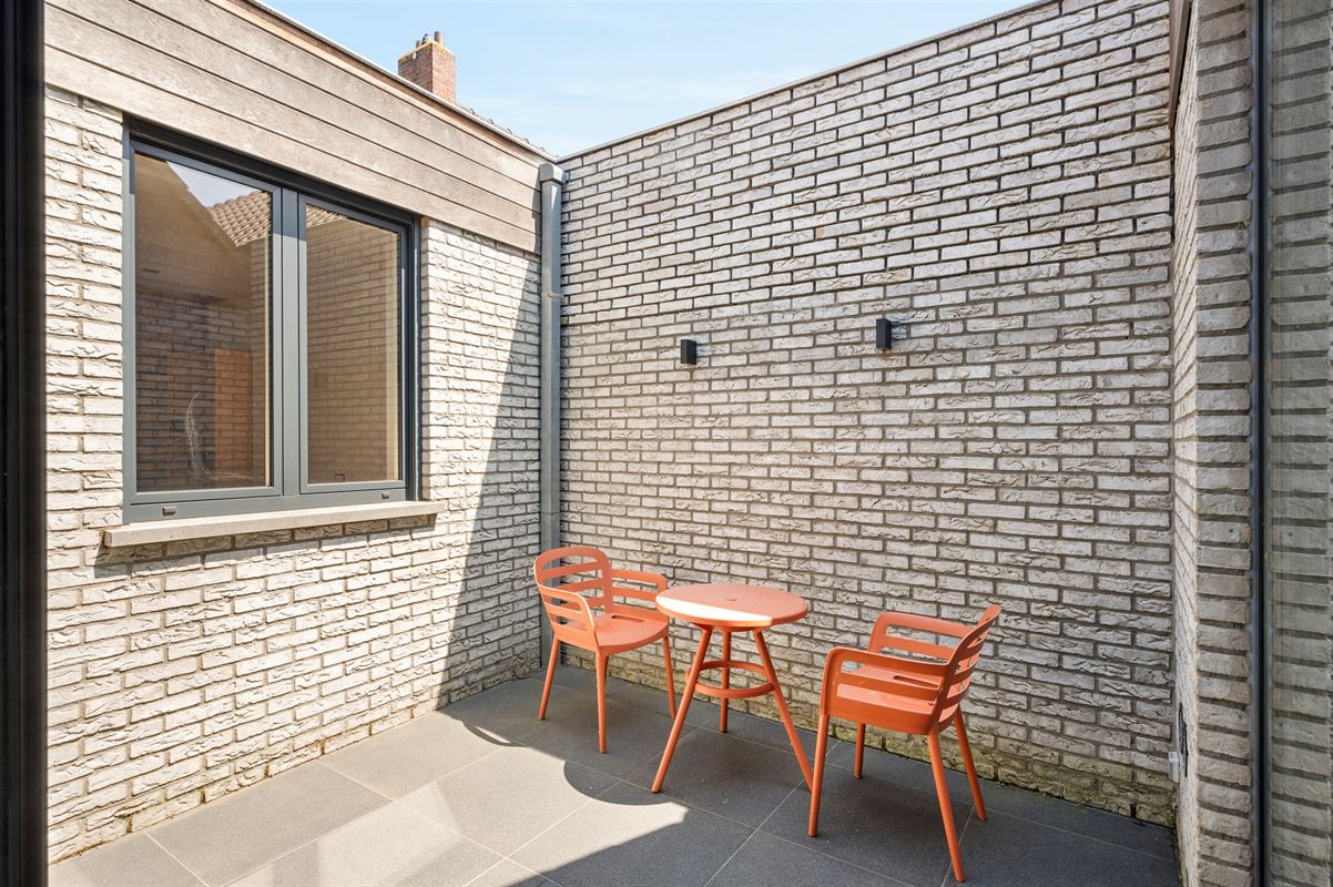 Rijwoning met grote garage/opslag en tuin