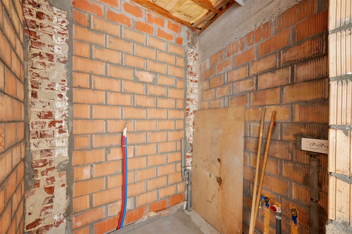 Rijwoning met grote garage/opslag en tuin