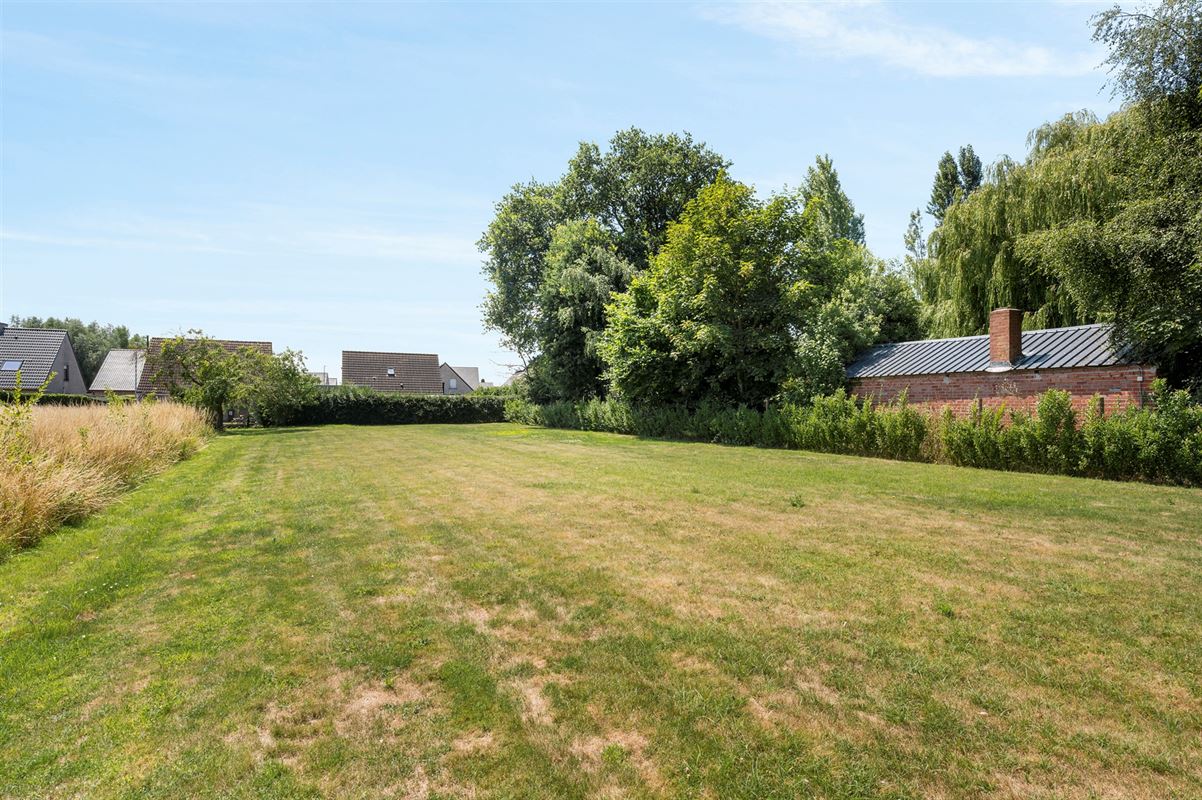 Rijwoning met grote garage/opslag en tuin